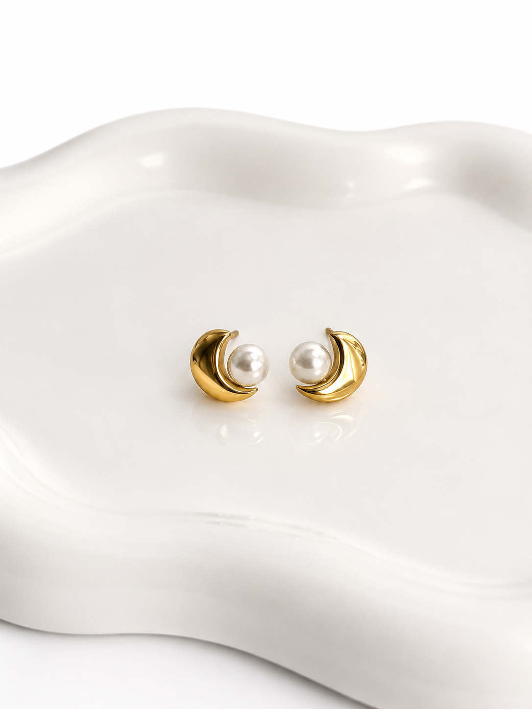 Luna Pearl Stud Earrings